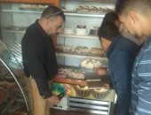 مفتشو الأغذية بالشرقية يعدمون طن و155 كيلو أطعمة فاسدة