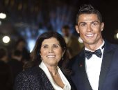 والدة كريستيانو رونالدو تفتح النار على المافيا بسبب الكرة الذهبية