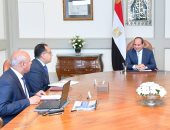 توجيهات مشددة من الرئيس لتطوير منظومة النقل.. السيسي يوجه بتحديث شامل للمنظومة بمصر.. يكلف بسرعة إنهاء التعاقدات مع الشركات العالمية الموردة للقطارات والجرارات.. ووزير النقل يستعرض مستجدات تطوير خط المترو الأول