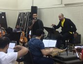 صور.. بروفة المطرب محمد الشرنوبى استعدادا لحفله بمهرجان الموسيقى العربية