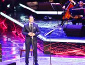 صور.. مدحت صالح يبدأ حفله بمهرجان الموسيقى العربية والجمهور يحتفل بعيد ميلاده