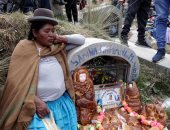 المئات يزورون قبور ذويهم فى بوليفيا لإحياء ذكرى موتاهم