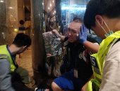 شرطة مكافحة الشغب فى هونج كونج تحتجز متظاهرين مناهضين للحكومة فى مركز تجارى