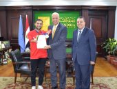 رئيس جامعة الإسكندرية يكرم طالبا حصل على برونزية فى بطولة أوروبا المفتوحة