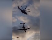 "الطائرات لبعضيها".. شاهد مروحية روسية تنقل طائرة "تو-134"