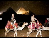 مجلة إيطالية تبرز زيارة كاتى بيرى لمصر والتقاط الصور عند سفح الأهرامات