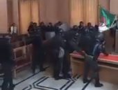فيديو.. شرطة الجزائر تقتحم المحاكم لفض إضراب القضاة فى وهران