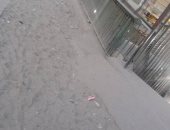 قارئ يطالب بإعادة ترميم رصيف المشاة أعلى كوبرى 15 مايو: "ترابى يعيق الحركة"