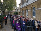 آلاف الزائرين أمام معرض توت عنخ آمون فى لندن والتذاكر مباعة حتى 2020