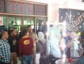صور.. رئيس مدينة منيا القمح تغلق كافيه شهير ضبطت بداخله طلاب وطالبات يدخنون