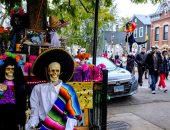 بالملابس المرعبة والأزياء التنكرية.. مكسيكيون يحتفلون بيوم الموتى فى شيكاغو 