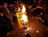 صور.. آلاف المحتجين يهتفون ضد ملك إسبانيا فى برشلونة: "كتالونيا ليس لها ملك"