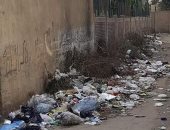 قارئ يشكو من انتشار القمامة بسور المطرية ويطالب بوضع صناديق قمامة