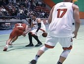 شاهد.. "كوبرى" يتسبب فى أزمة بين لاعبى الأهلى والزمالك فى كأس السلة 