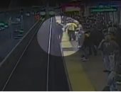 شاهد.. عامل بكاليفورنيا ينقذ راكبا بعد سقوطه أمام القطار