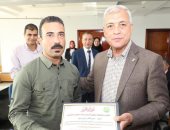محافظ المنوفية يكرم مواطناً عثر على مبلغ مالى ورده لصاحبه بمدينة السادات