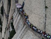 صور.. الصين تفتتح ممشى جبلى على ارتفاع 259 مترا لمحبى المغامرة والمخاطرة