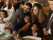 فيديو.. زوجة خالد سليم وابنتيه يحتفلون بعيد ميلاده في بلاتوه "بلا دليل"