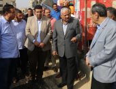 صور.. محافظ السويس يتابع أعمال الرصف بمنطقة القماين بحى الأربعين