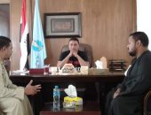 رئيس مدينة مرسى علم يلتقى بالتجار لمناقشة تخفيض الأسعار.. صور