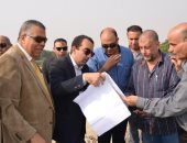 نائب محافظ الإسماعيلية يتابع إصلاح الانهيار الجزئى لجسر ترعة السويس ..صور