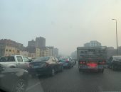 صور.. شبورة مائية تغطى الطريق الدائرى وانعدام جزئى للرؤية