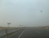 شبورة مائية تحجب الرؤية على طريق الفيوم ..صور