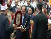 وزير الأوقاف يهدى السيسى نسخة من المصحف الشريف فى احتفالية المولد النبوى