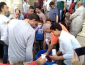 صور..الإسكندرانية يحتفلون بالمولد النبوى بتوزيع شربات فى ساحة ابو العباس 