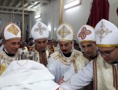 الأنبا برسوم يكلف خمسة كهنة جدد بالخدمة فى كنائس صنبو وديروط