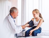 اسباب ارتفاع ضغط الدم عند الأطفال عديدة وأبرزها الوراثة