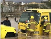 الأمطار تحاصر أتوبيس مدرسة..و3 مصابين خلال رحلال البارشوت المائى فى الإمارات
