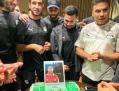 فيديو وصور.. المنتخب الوطنى يحتفل بعيد ميلاد أحمد فتحى فى المعسكر