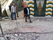 رئيس حى غرب الاسكندرية يتابع أعمال الإزالة لعقار مائل بالورديان