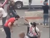 شاهد.. عراقى معاق يشارك التظاهرات ويساعد زملائه المصابين جراء الغاز المسيل للدموع