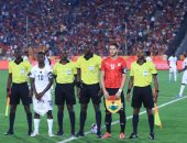 مباراة مصر وغانا.. طاقم التحكيم يسرقان الكاميرا من ريمونتادا الفراعنة