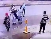 فيديو.. ضابط «بدرجة إنسان» يحمل مريضا لمساعدته فى عبور الطريق بشارع الهرم