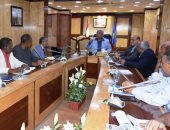 صور.. محافظ أسوان يبحث آليات تنفيذ مشروع التنمية الشاملة لقرية أقليت