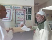 صور.. الكشف على 103 حالات ضمن قافلة طبية بقرية النصر فى سفاجا