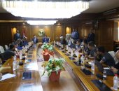 وزيرا التعليم العالى والشباب يكرمان منتخب الجامعات الفائز ببطولة كرة الصالات