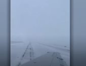 مسافر يوثق بالفيديو لحظة انزلاق طائرة على الجليد بشيكاغو