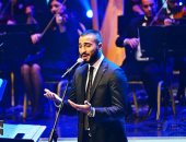 محمد الشرنوبى يختتم حفله بأغنية فيلم "الممر" بمهرجان الموسيقى الـ28