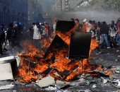 صور.. تصاعد المواجهات بين المتظاهرين والشرطة فى تشيلى وتراجع قياسى للعملة