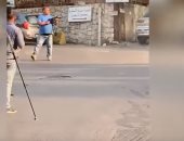 شاهد.. شخص يطلق النار على المتظاهرين فى لبنان وسيارة توزع أسلحة