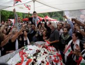 مظاهرات لبنان تتشح بالسواد لتشييع جنازة أول قتيل