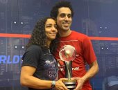 طارق مؤمن ورنيم الوليلي يعانقان كأس بطولة العالم للاسكواش