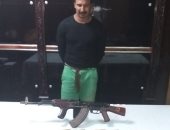 عاطل إمبابة يسقط بكميات من الحشيش وبندقية آلية 