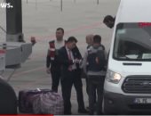 فيديو.. لحظة ترحيل تركيا لمقاتلي تنظيم داعش إلى ألمانيا