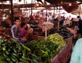 جولة داخل الأسواق بأسوان وسوهاج.. تراجع أسعار الخضراوات واللحوم والأسماك