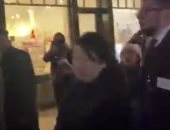 شاهد.. اعتداء متظاهرين على وزيرة عدل هونج كونج أثناء حفل  فى لندن